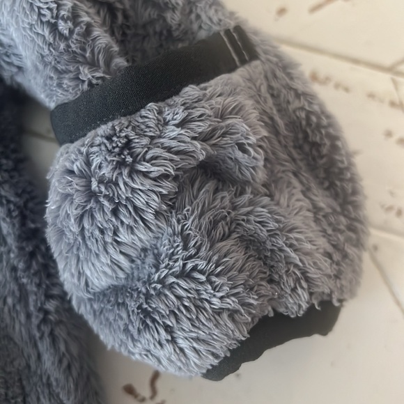 Adorable North Face Newborn to 3 month zip up - Picture 4 of 5